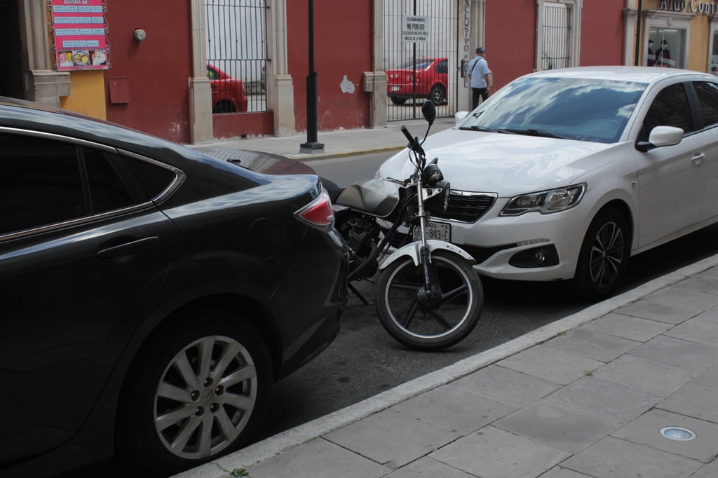 Estacionamiento. El aparcamiento de vehículos no siempre se hace de manera adecuada, y esto mismo puede causar daños tanto en autos como en motocicletas, o accidentes de mayor causa.










