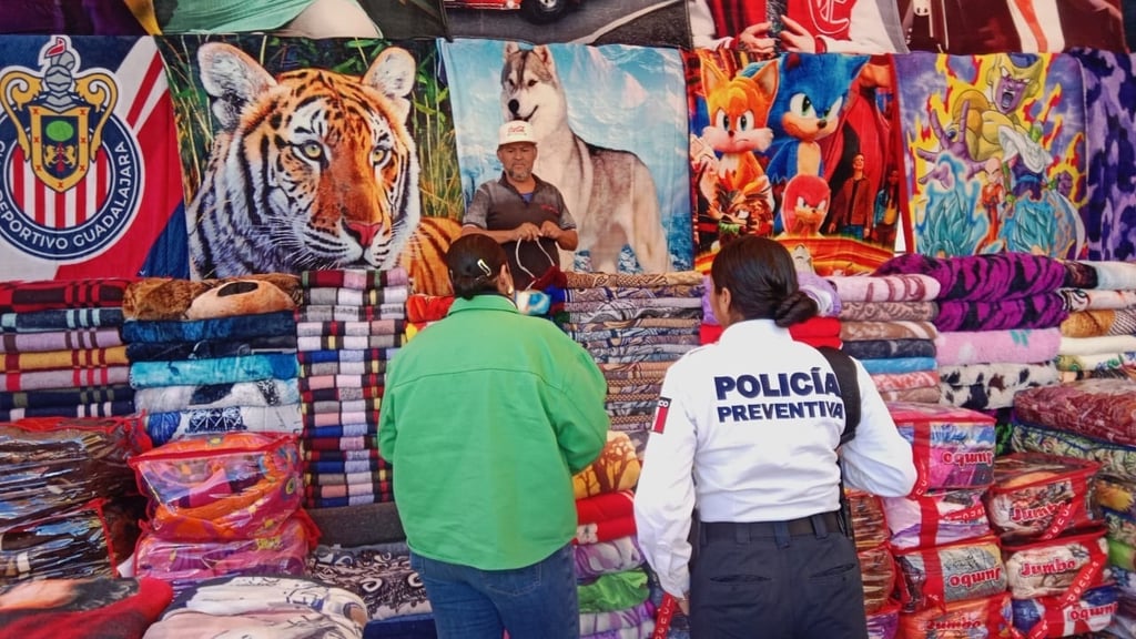 Intervención. Por un reporte de vecinos acudió la Policía Ambiental a pedir a los vendedores que moderarán el ruido y nivel de la música.