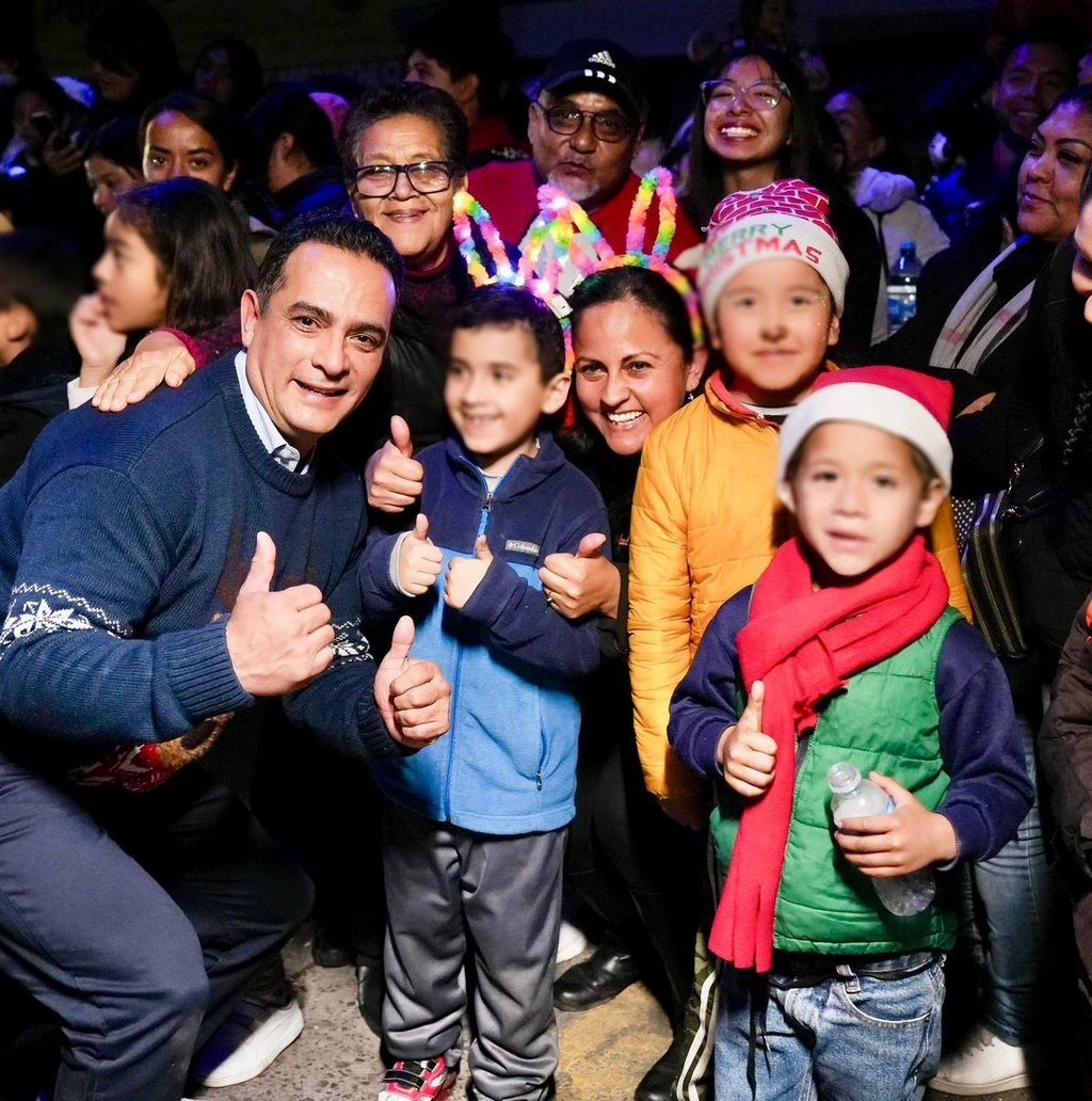 Celebración. Toño Ochoa se hizo presente con los duranguenses para celebrar las festividades decembrinas.