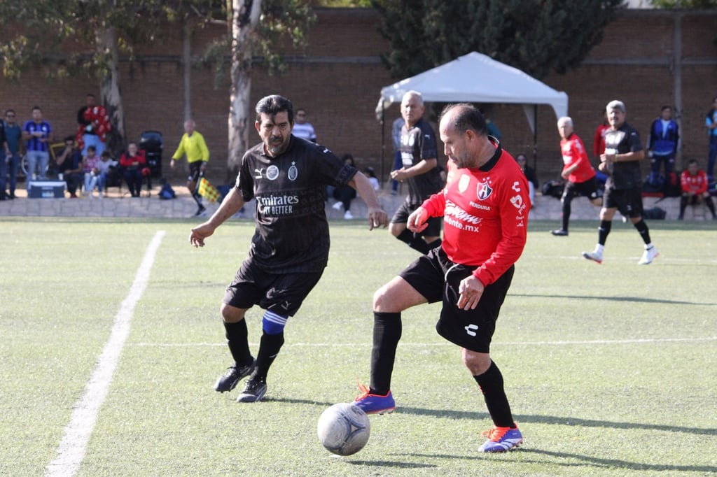 Monarcas. Rancho ganadero 'El Mexi' se coronó en la Liga de Veteranos Durango al vencer al Maderera.
Cortesía Fidel Reyes