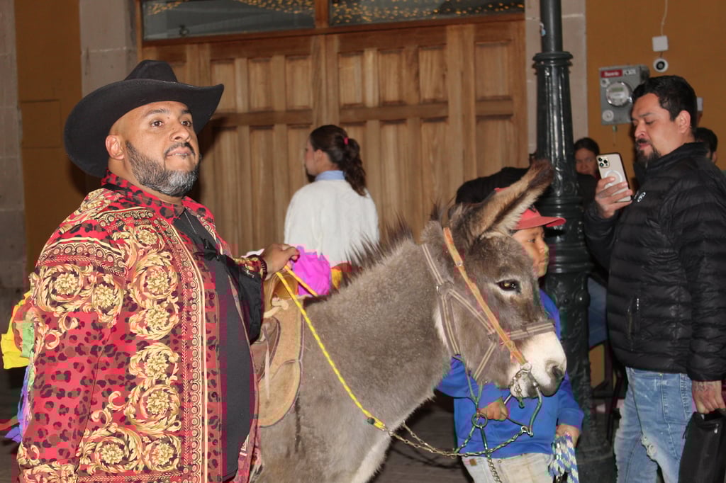 Compañía. Además de la población, ciertos animales estaban presentes, algunos como símbolo de las festividades.