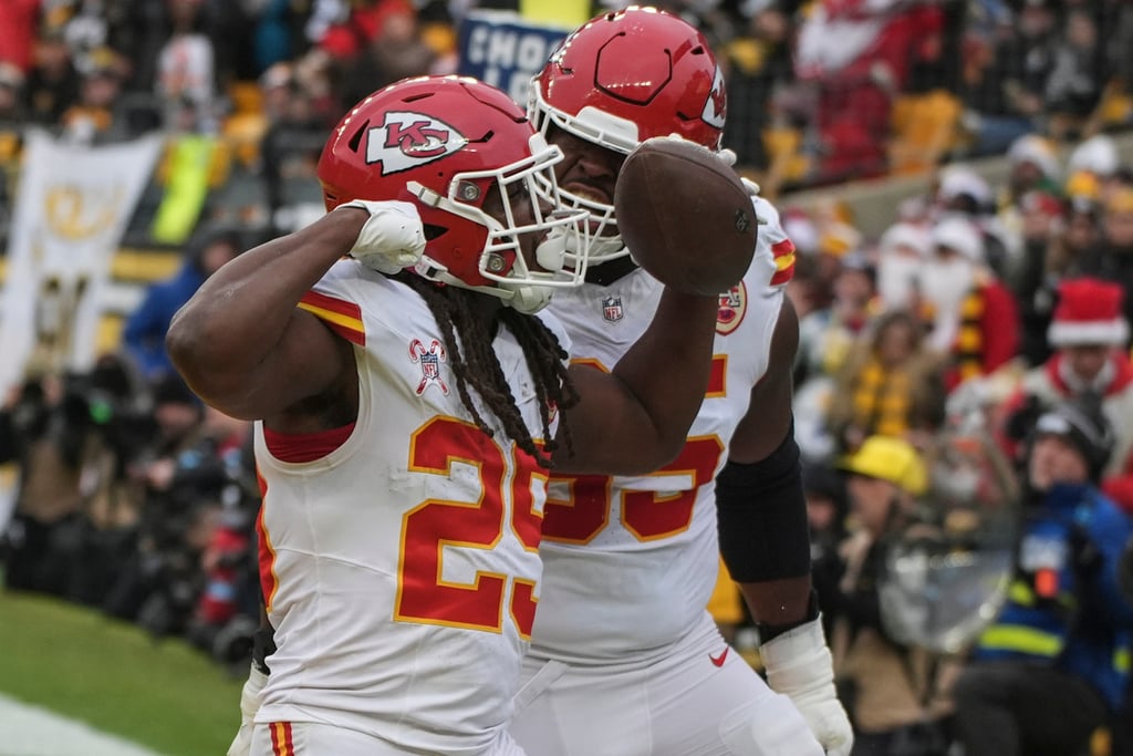 Impacto. Kareem Hunt, corredor de los Chiefs de Kansas City, festeja su touchdown ante los Steelers de Pittsburgh.