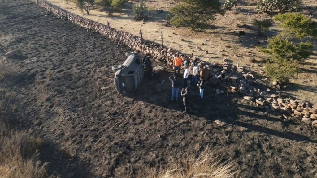 Hecho. Una mujer y sus cuatro hijos resultaron lesionados al volcar por la carretera Durango-Gómez Palacio.