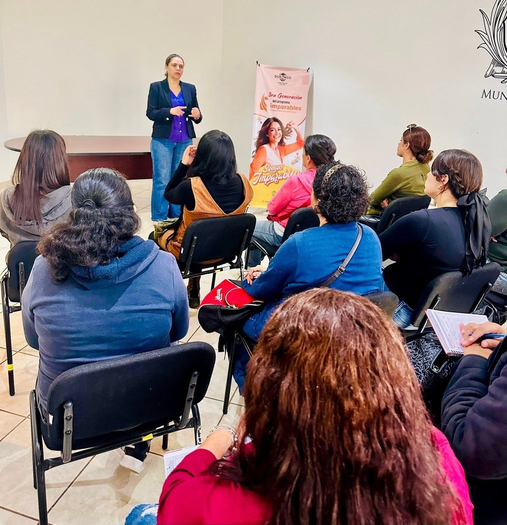 Pláticas. Se les indica a las mujeres la importancia de terminar sus estudios para mejorar la situación laboral.