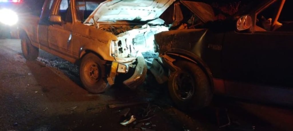 Accidente. Un choque frontal se registró en una carretera de Poanas, Durango, en donde tres personas resultaron lesionadas.