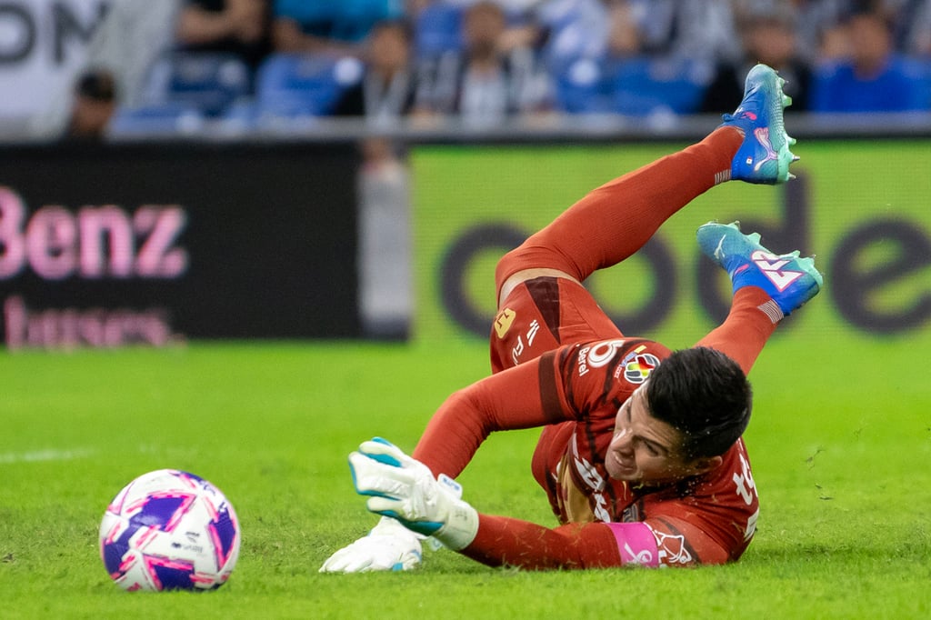 Pelea. Los porteros de Pumas, Alcalá y González, se entablaron en una fuerte discusión que estuvo a punto de llegar a las manos.