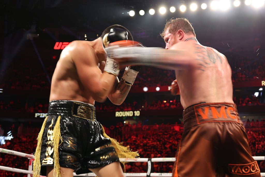 Ganancias. El 'Canelo' en cada una de sus dos peleas de este año se embolsó 35 millones de dólares, cifra que no le alcanzó para superar a otros boxeadores.