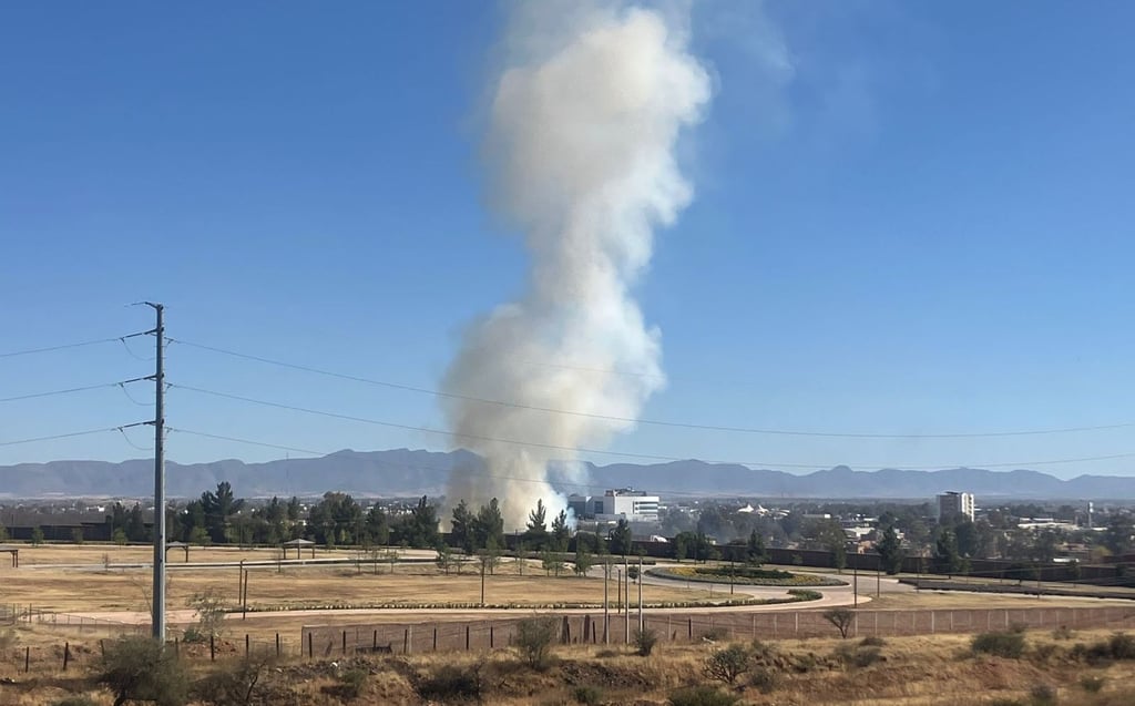 Reportan incendio de un aserradero por la salida a Parral