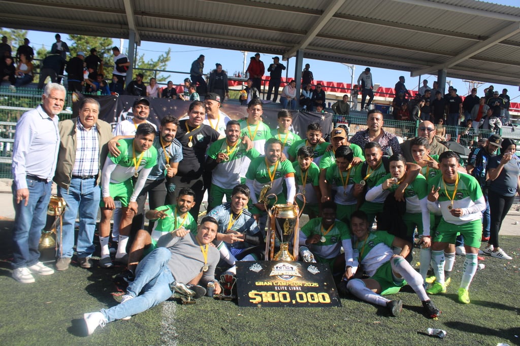 Premio. Cien mil pesos y trofeo recibió el equipo de Trébol FC al coronarse en el TNC.