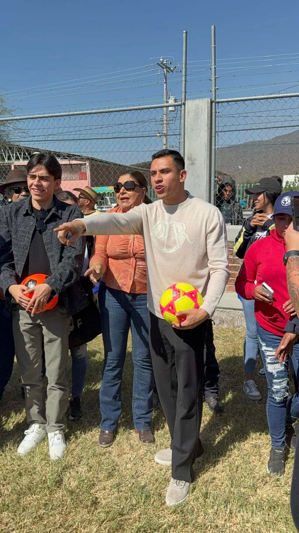 Convivencia. El portero del América ha convivido con diferentes comunidades de Michoacán.