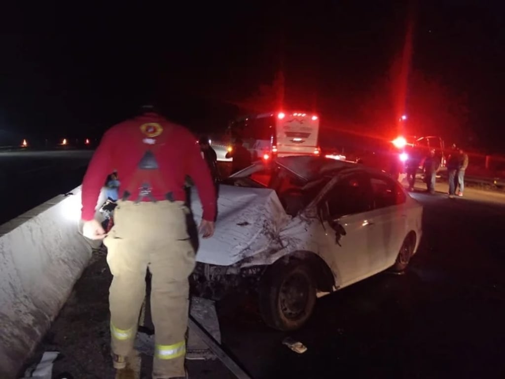 Accidente. Un auto chocó contra una vaca en la autopista Durango-Gómez Palacio, a la altura del entronque a la presa Francisco Zarco.