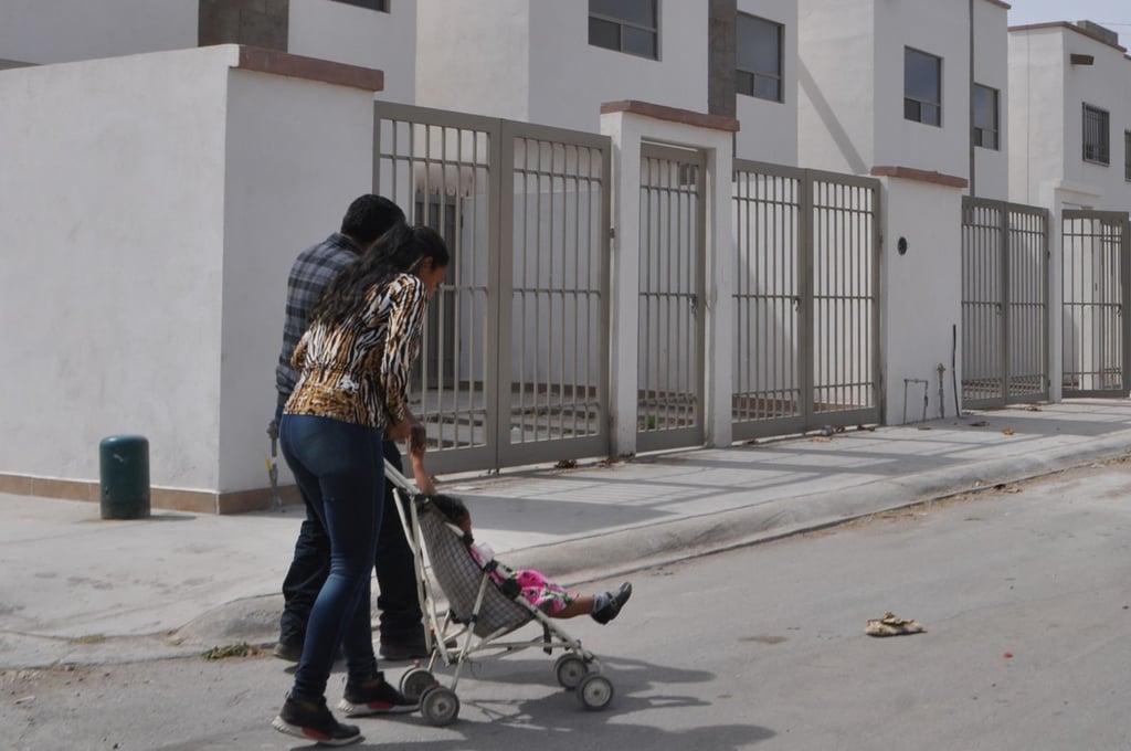 Datos. En México, los hombres dedican en promedio 25.6 horas semanales a labores de cuidado; las mujeres 37.9 horas.