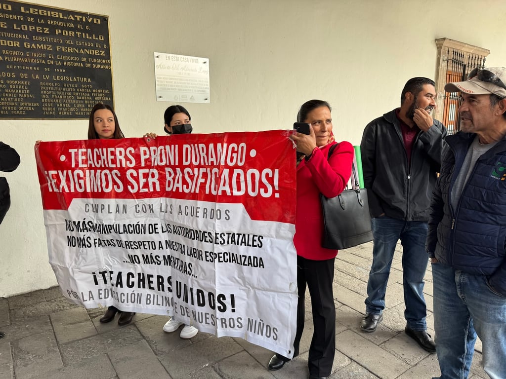 Manifestación. Algunos docentes del Programa Nacional de Inglés se manifestaron este martes a las afueras del Congreso del Estado.