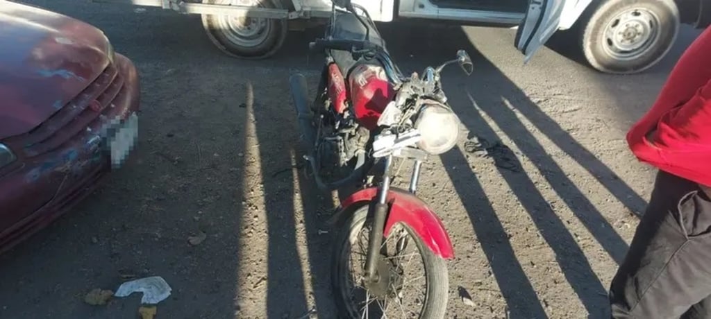 Hecho. Un motociclista resultó lesionado tras impactarse contra un auto estacionado. Algunos de los trabajadores de las empresas del sector se percataron del accidente.