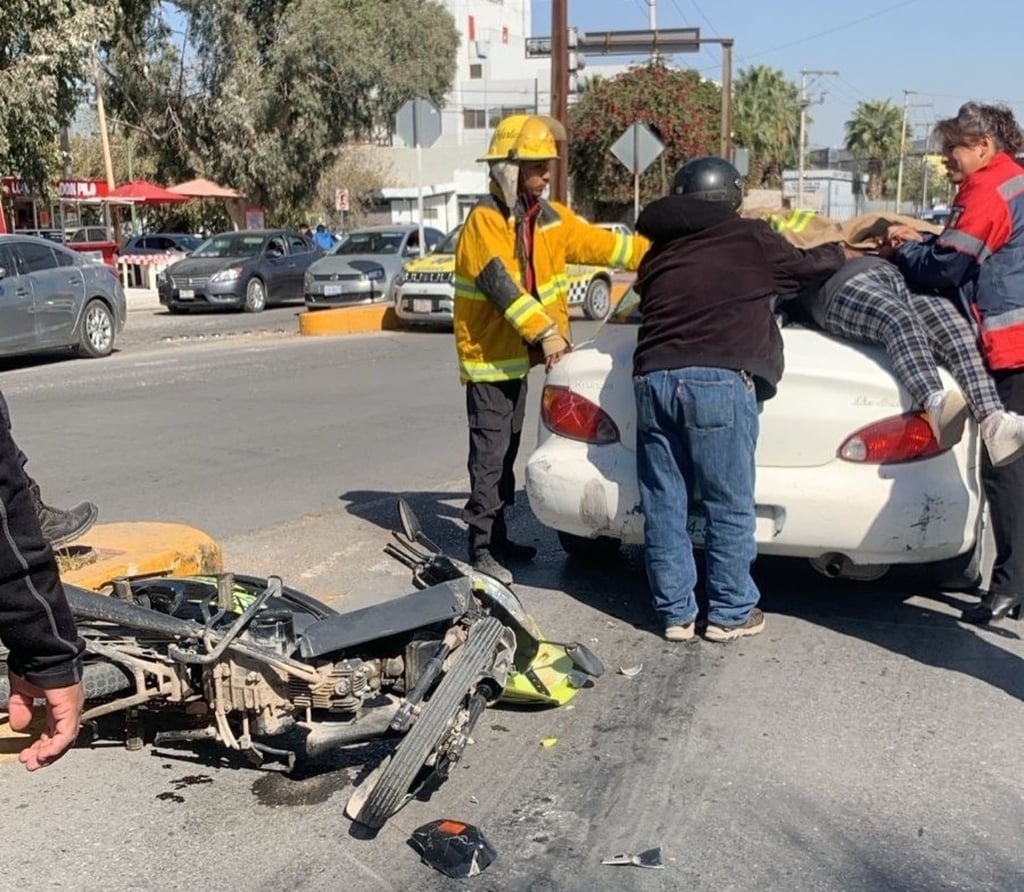 Saldo. Una mujer quedó incrustada en el vidrio trasero de un vehículo tras un fuerte accidente.