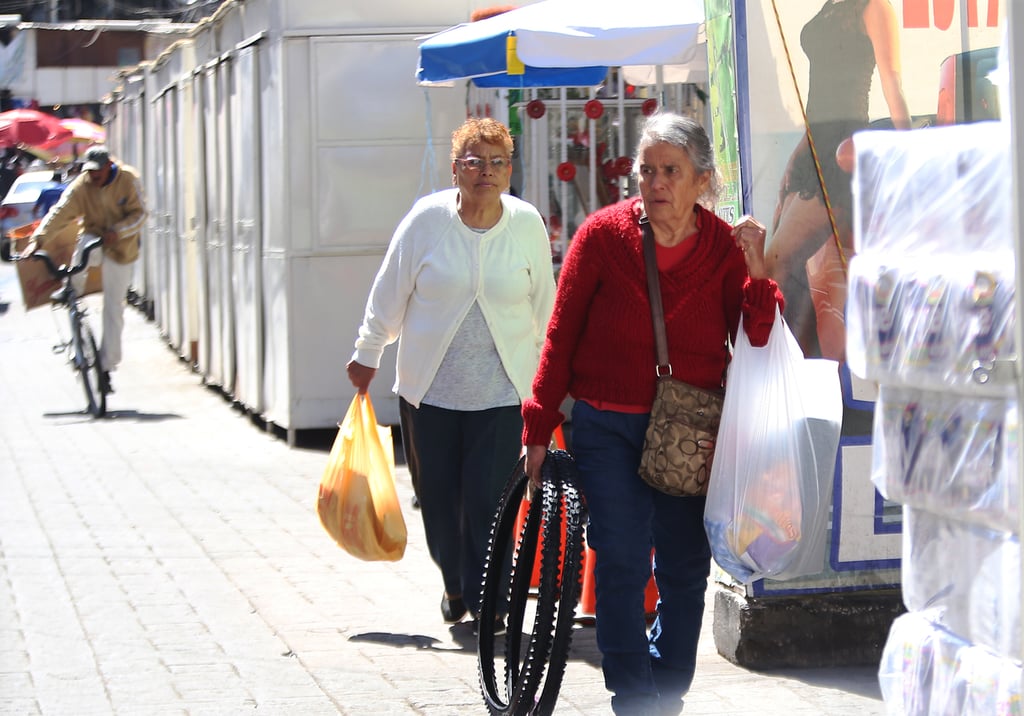 Pensión. En próximos días, 3 mil 600 mujeres de 63 y 64 años del municipio recibirán su tarjeta.