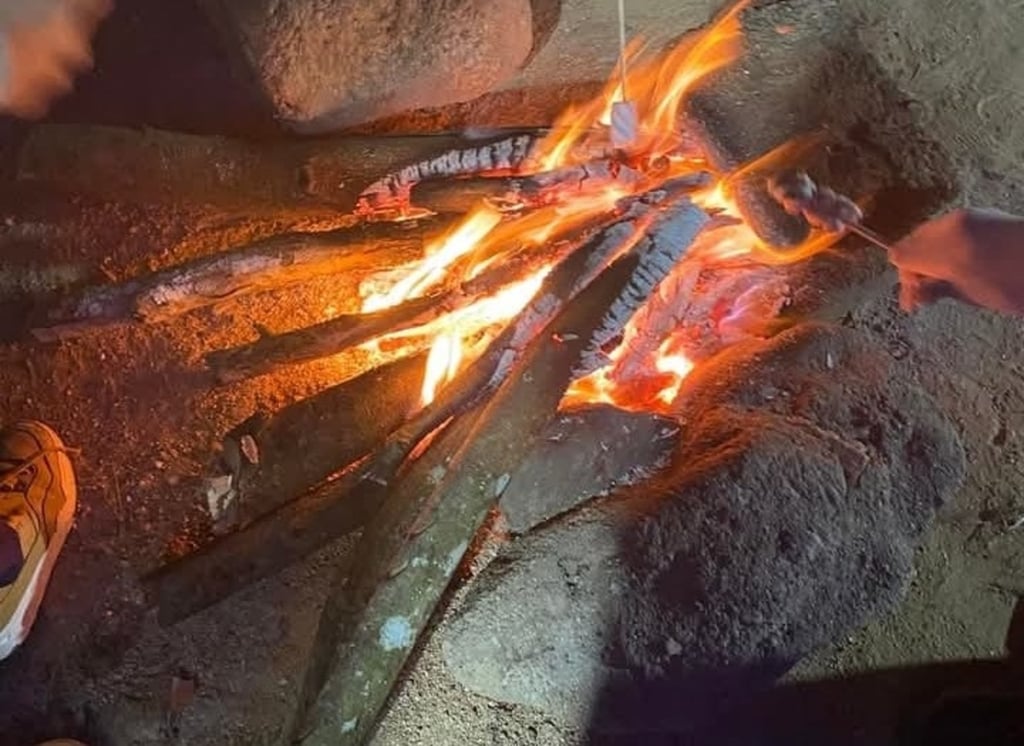 Costumbre. Es común que por las bajas temperaturas se busquen opciones para mantenerse con un poco de calor, pero hay personas que para hacer una fogata queman todo tipo de objetos como llantas y no está permitido hacerlo en la vía pública.