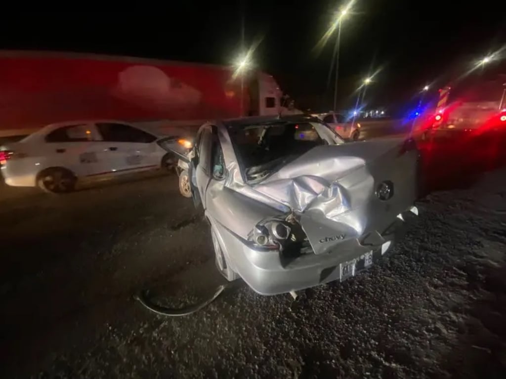 Hecho. Abandonaron un vehículo tras chocar contra la base de un puente peatonal en Gómez.