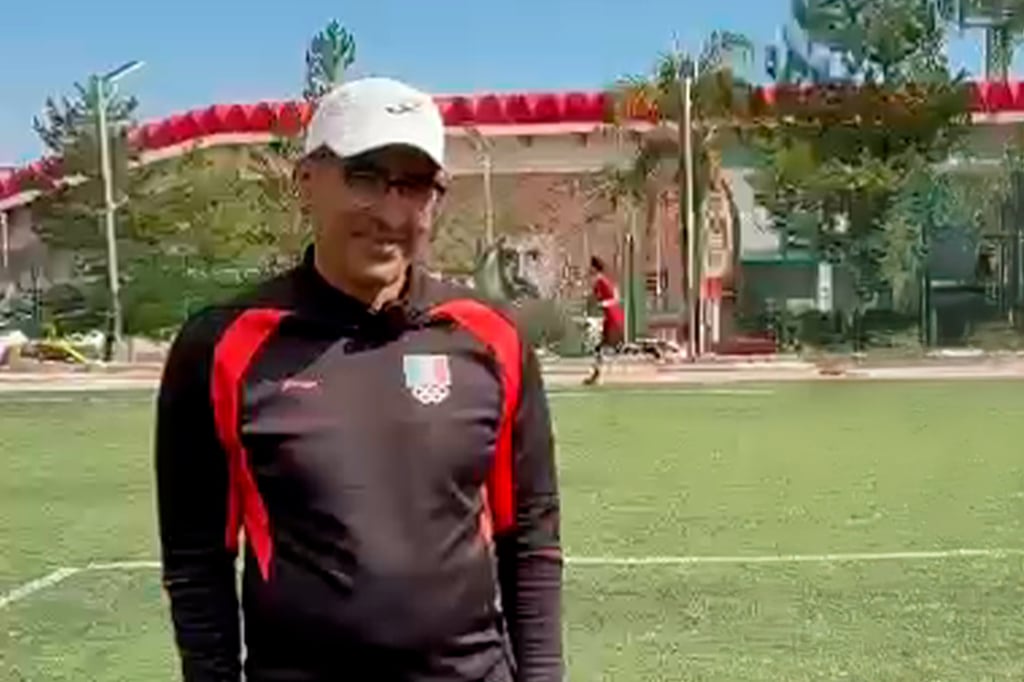 San Yusen Zuleta imparte clínica de hockey en Durango