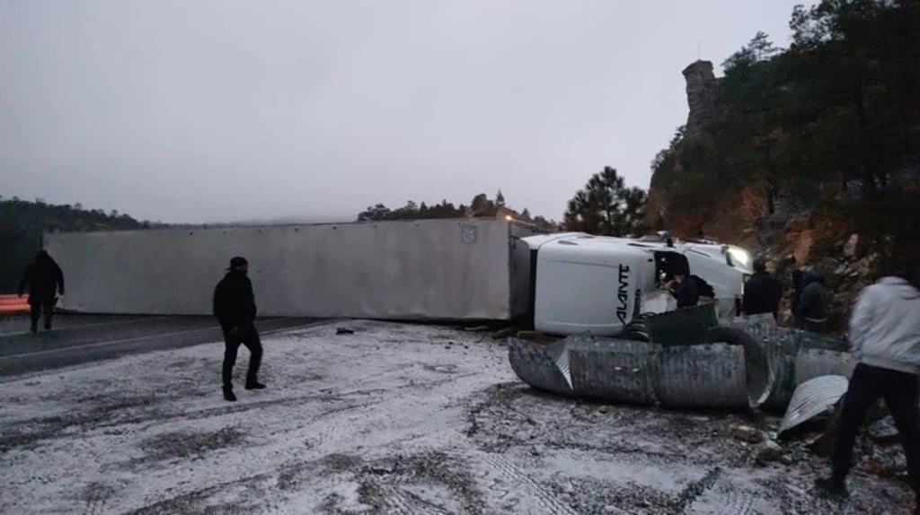 Causa. Un tractocamión se volcó en la supercaretera Durango-Mazatlán, luego de que la unidad no se pudo mantener sobre la superficie de rodamiento, debido a su cristalización.