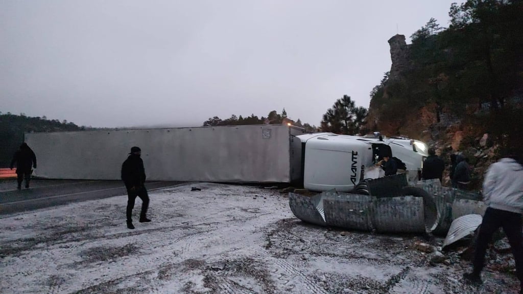 Identifican a conductor de tráiler que volcó por hielo en la autopista Durango-Mazatlán