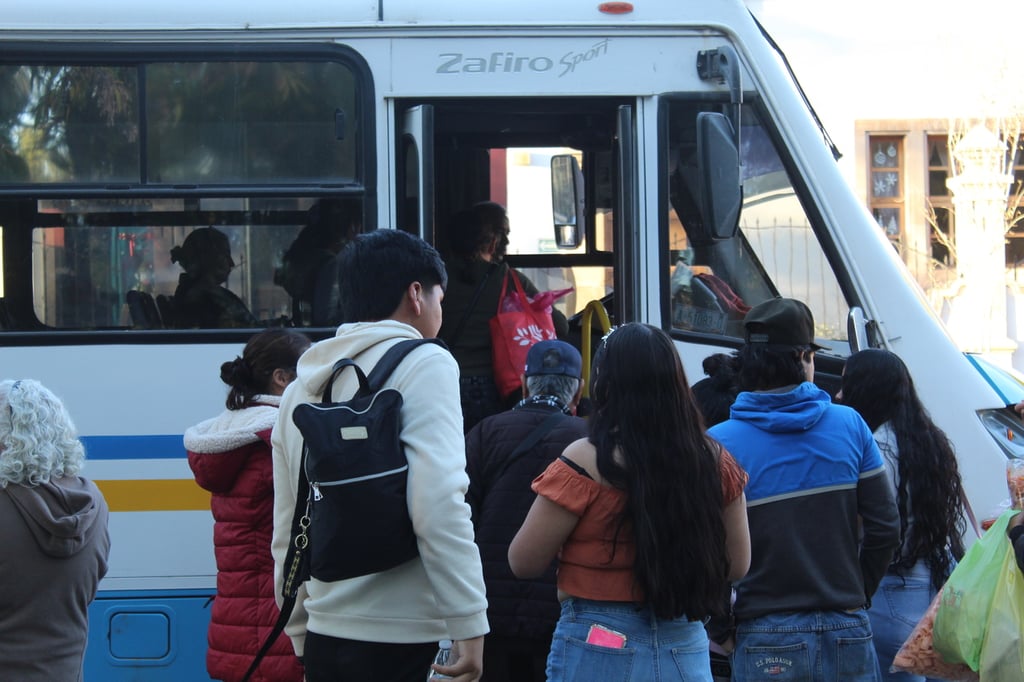 Bolsillos. Algunas personas utilizan hasta dos camiones para llegar a su destino y lo mismo para llegar a su casa diariamente.