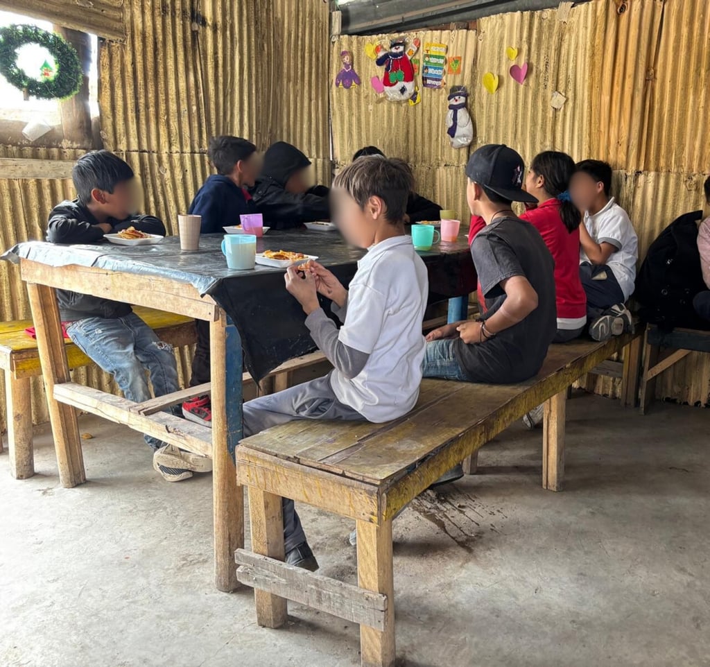 Día tras día, niños y niñas  reciben un plato de comida en la casa de doña Felipa.