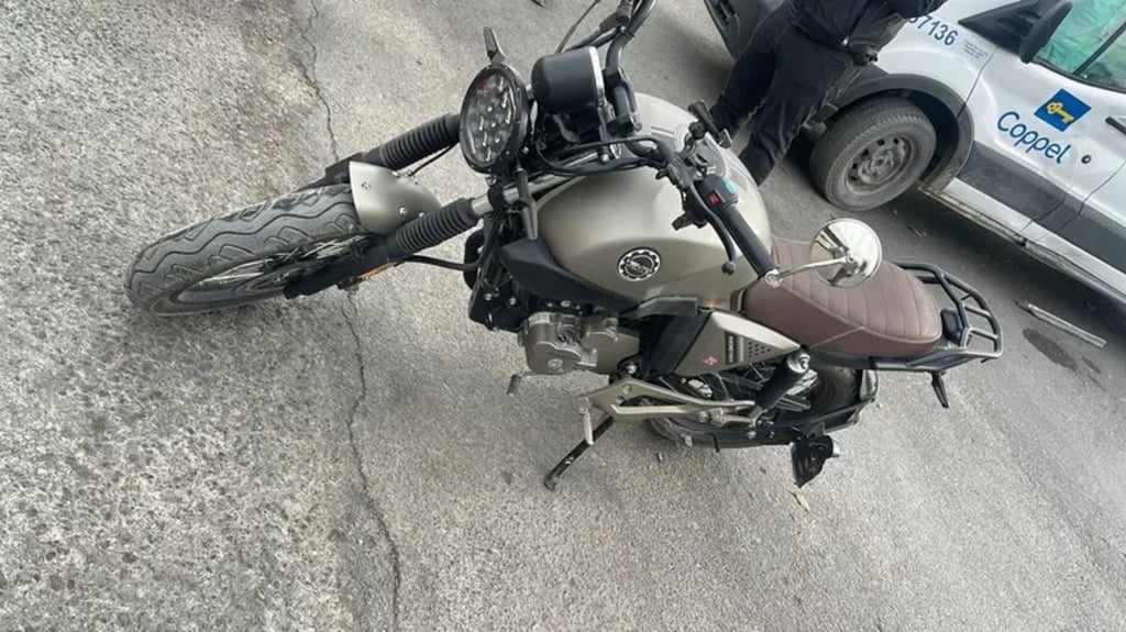 Hecho. Un motociclista resultó lesionado tras chocar contra una camioneta de transporte de personal.