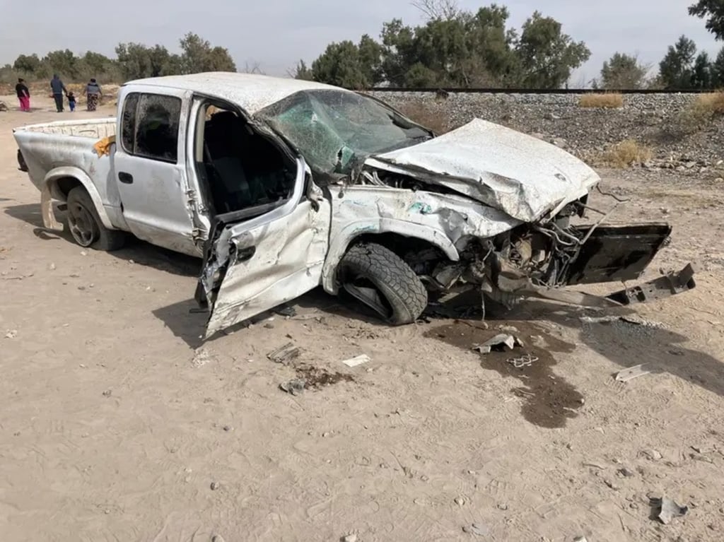 Accidente. Una camioneta fue impactada por el tren en Gómez Palacio, hecho que dejó una mujer y un menor gravemente heridos.