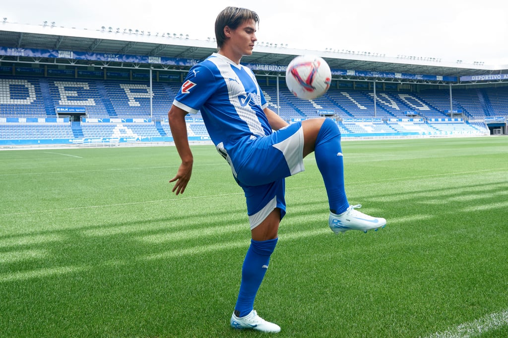 Celeste. Tras jugar toda su carrera en el Viejo Continente, Romero, con 20 años de edad, está por comenzar una nueva aventura en su carrera y militar en el balompié del país que lo vio nacer con Cruz Azul,