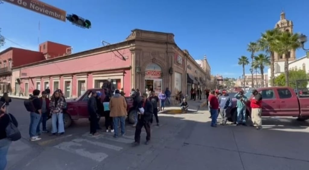 Cierre. Los manifestantes bloquearon el paso de vehículos en la de 20 de Noviembre, para hacer presión con sus demandas.