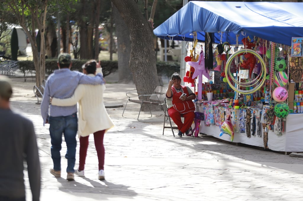 Comercios. Hay venta de comida, juguetes y otros productos.