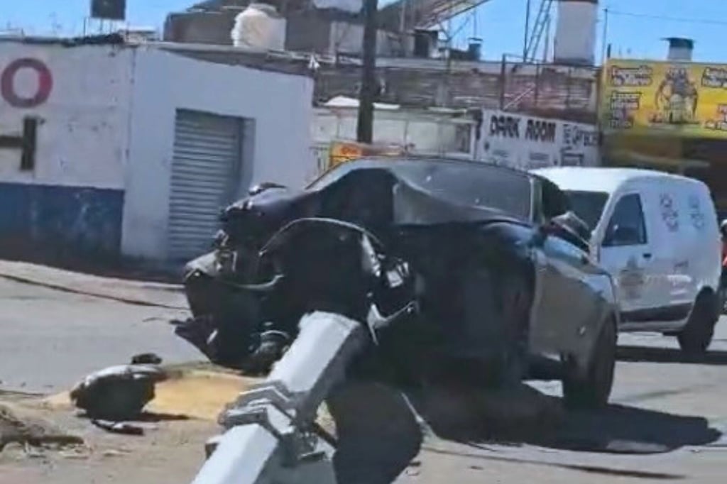 Auto de lujo se impacta con poste en Villas de San Francisco