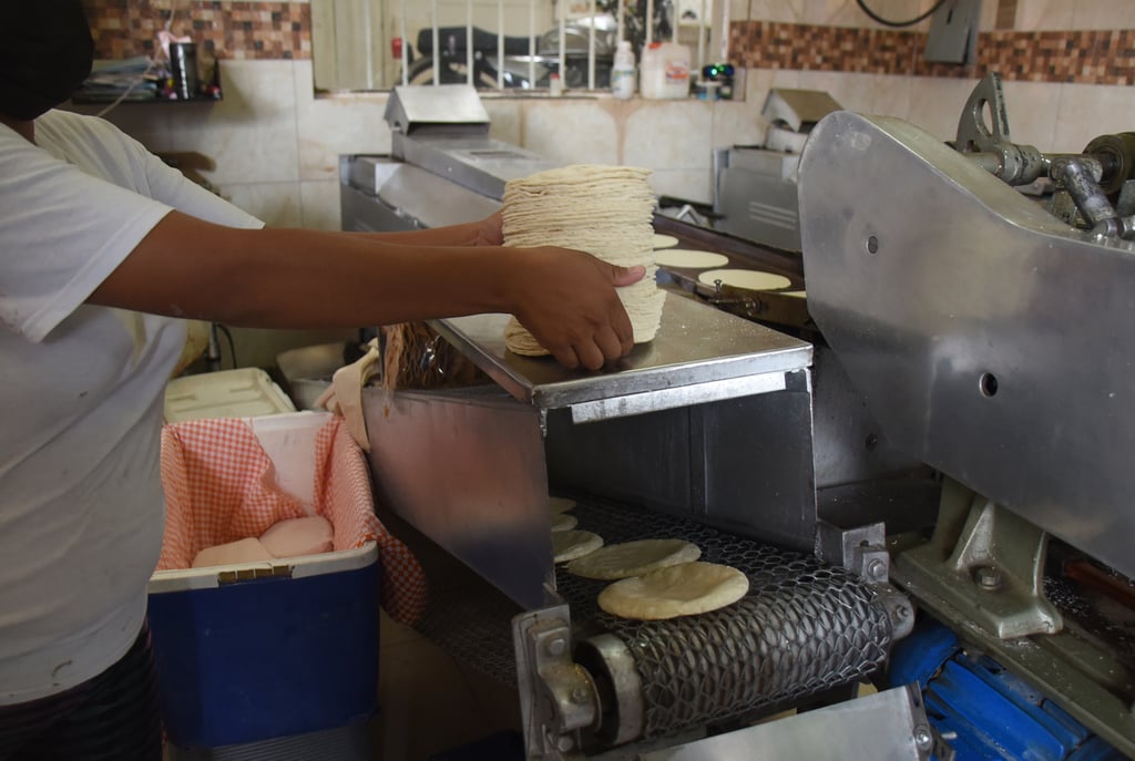 Venta. Cada año aumenta la venta de tortillas en diciembre, por lo que ahorran para hacer frente a sus compromisos. 