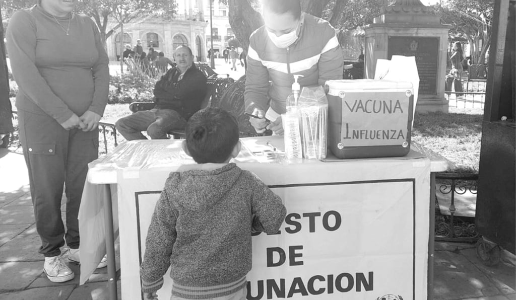 Niño. Este pequeño de 4 años puso el ejemplo a jóvenes y a muchos adultos al vacunarse contra la influenza en la Plaza de Armas. 