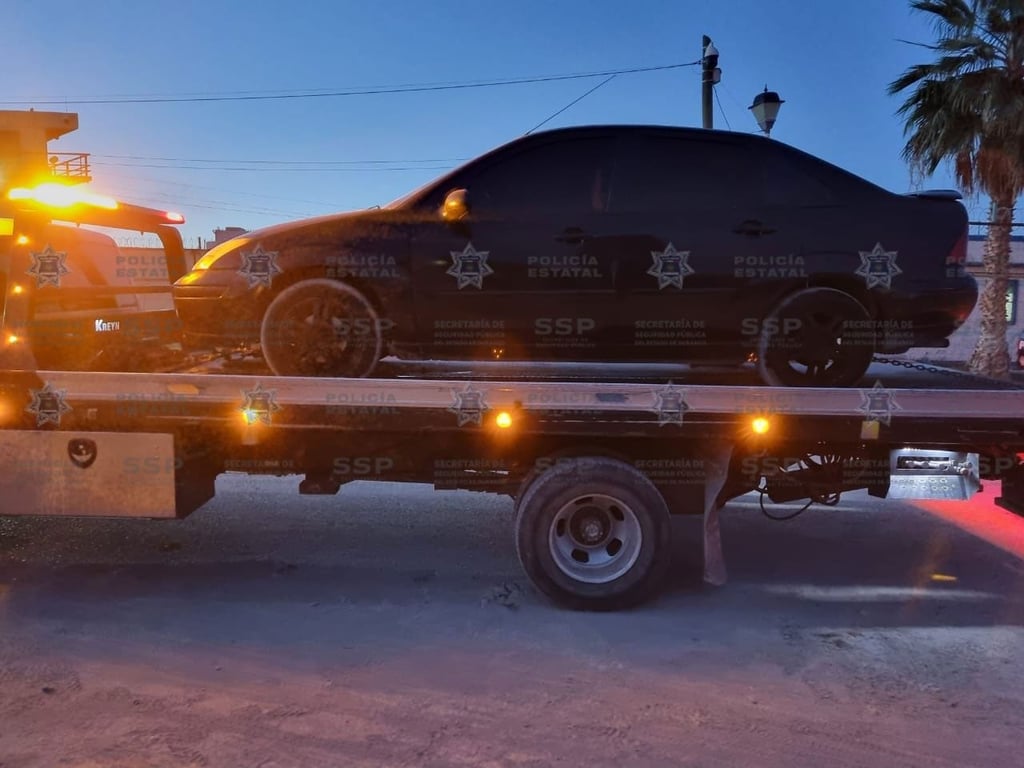 Acción. Policías estatales detuvieron a dos sujetos por manejar autos con placas sobrepuestas.