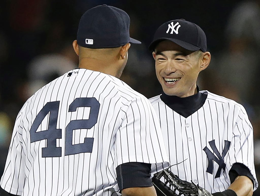 Recuerdo. Ichiro Suzuki (derecha) celebra con su compañero Mariano Rivera (42) de los Yankees de Nueva York tras un juego contra los Azulejos de Toronto, el 21 de agosto de 2013, en Nueva York.