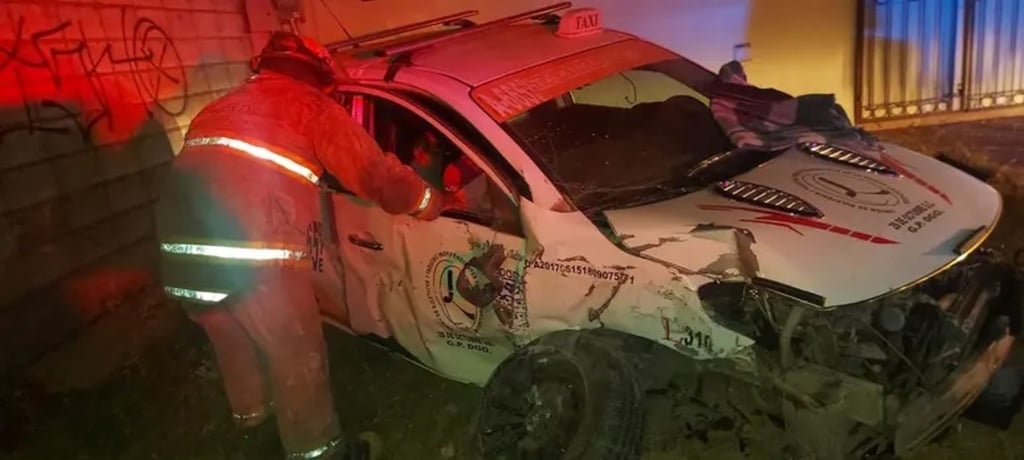 Hecho. Taxi choca con barda en Gómez Palacio; pasajeras resultan lesionadas.