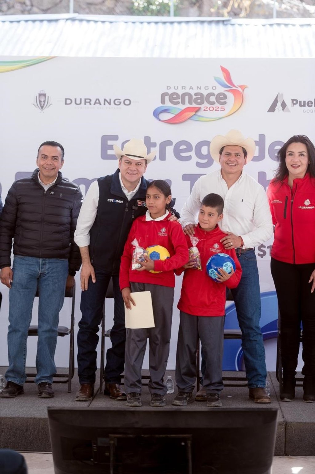 Respaldo. El gobernador Esteban Villegas Villarreal y el alcalde Adrián Chaparro Gándara llevaron apoyos sociales a los habitantes de la comunidad Las Higueras.