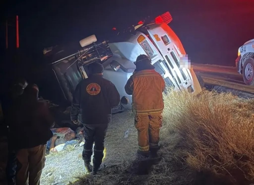 Hecho. Volcó un tráiler cargado con tomate en Lerdo; el chofer resultó lesionado.