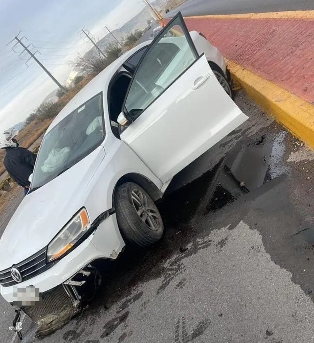 Caso. Abandonaron un vehículo tras chocar contra camellón en bulevar Sacramento de Gómez Palacio.