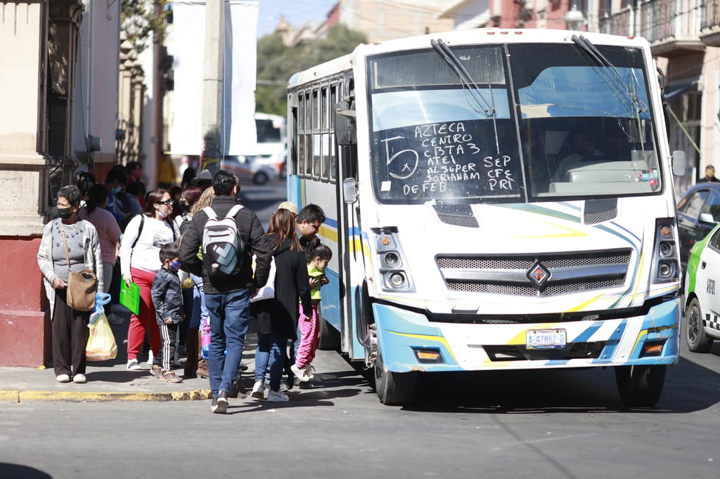 Placas. Algunas unidades del transporte público todavía están utilizando las placas anteriores, a tres años de que se inició el proceso de renovación, por lo que ya no habrá tolerancia.  