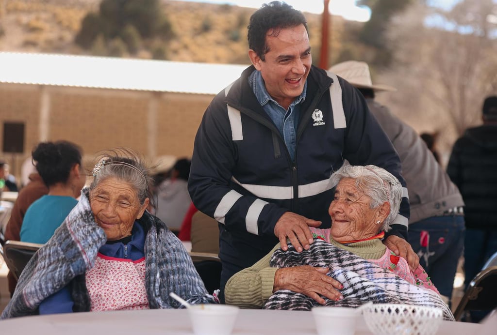 Apoyo. · Gobierno Municipal lleva apoyos invernales y mejoras en el suministro de agua benefician a la zona serrana.