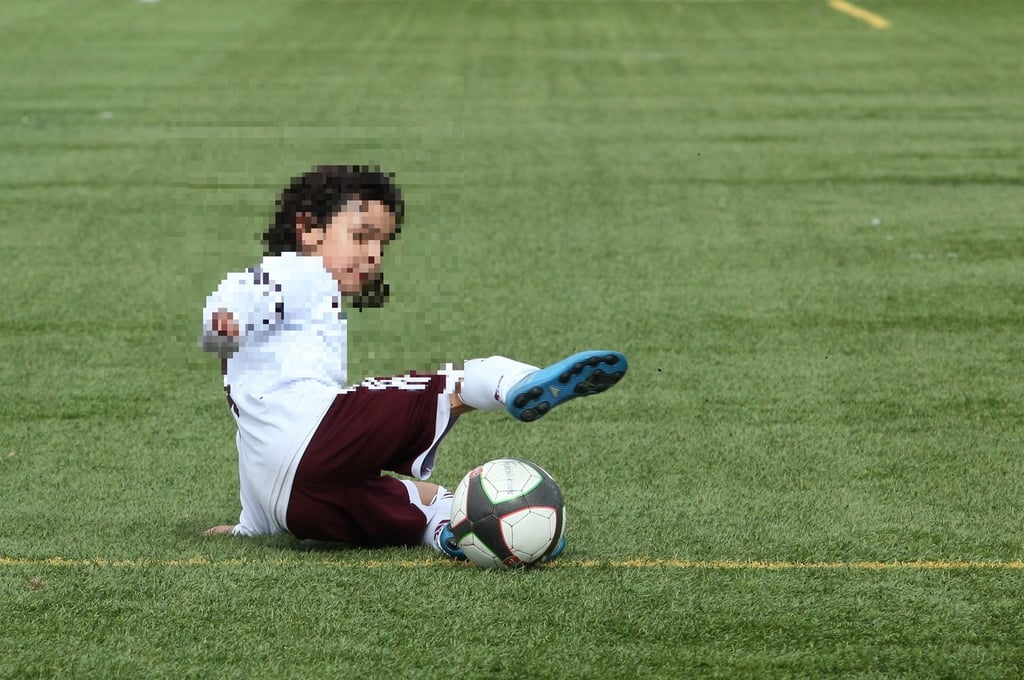 Acción. Un niño de ocho años sufrió fractura de un brazo cuando jugaba futbol.