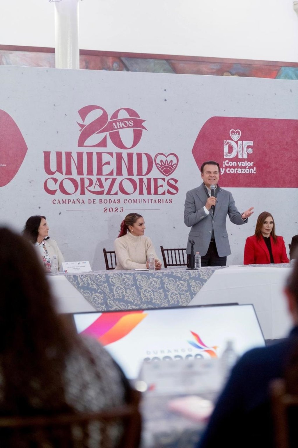 Ventaja. El gobernador Esteban, por su parte, resaltó que, con esta modalidad, las parejas llegarán a la oficialía, se tendrá la ceremonia y saldrán con su certificado, además de un presente de parte de él y su esposa.