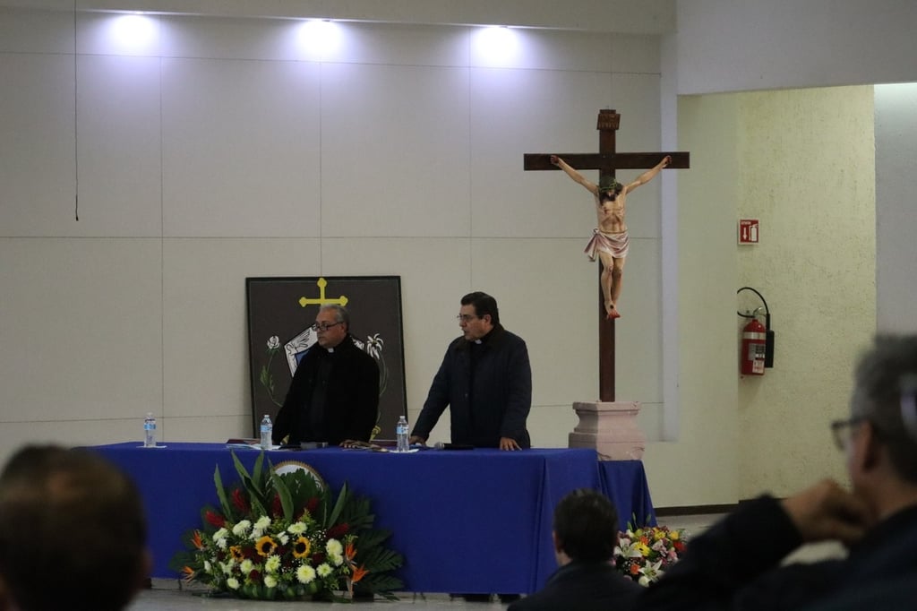 Participación. Estuvo también el Vicario General de Querétaro, impartiendo uno de los temas.