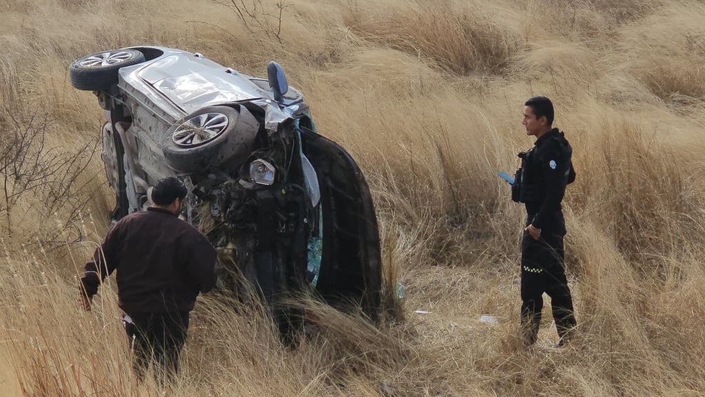 Accidente. Un joven de 17 años de edad volcó en su carro, por el periférico sur de la ciudad de Durango.