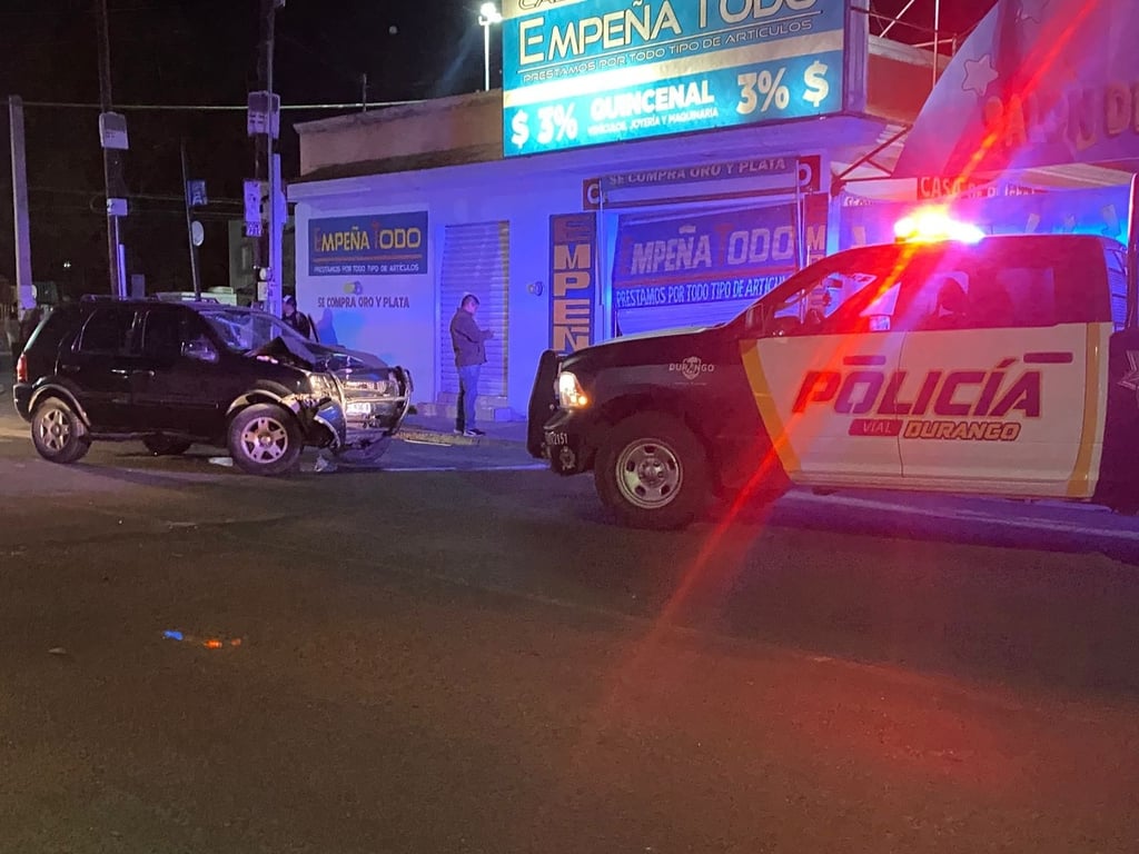 Accidente. Un hombre perdió el control de su camioneta y chocó contra una casa de empeño.