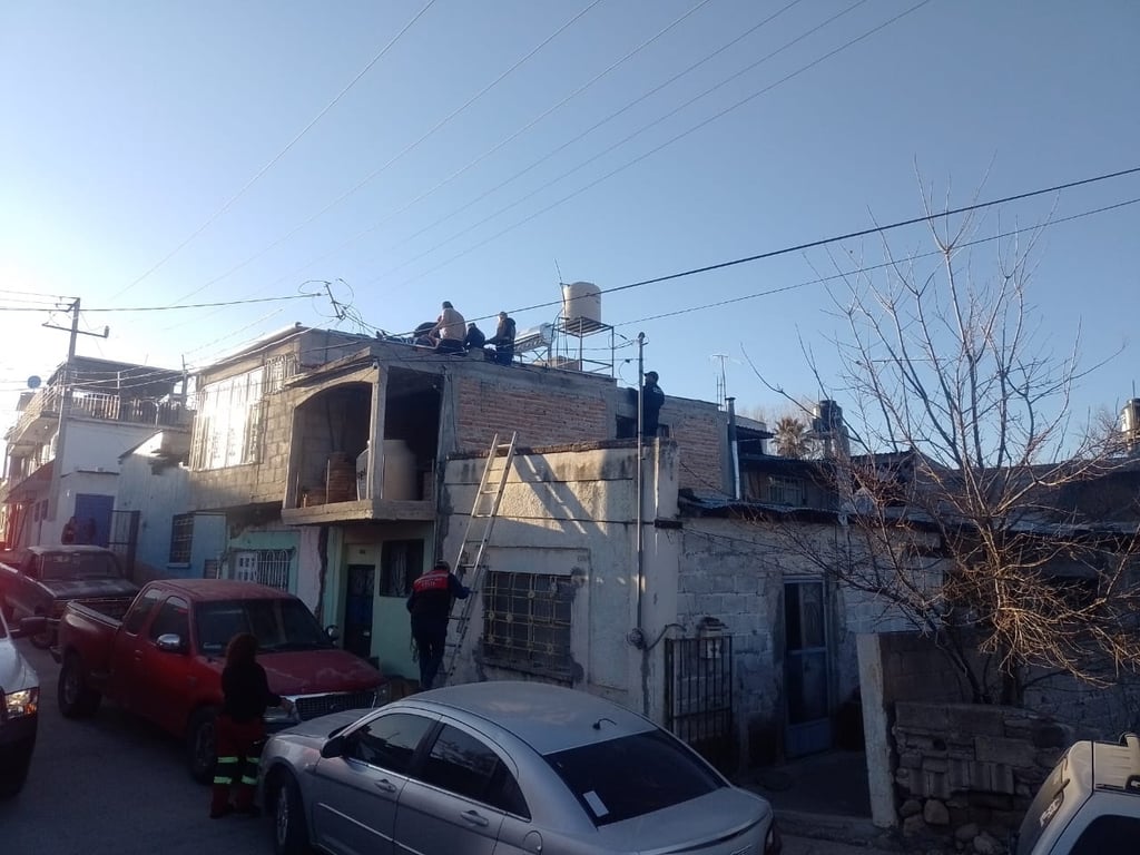 Caso. Un hombre recibió una descarga eléctrica cuando realizaba reparaciones en una fuga de agua y pisó cables con corriente eléctrica.