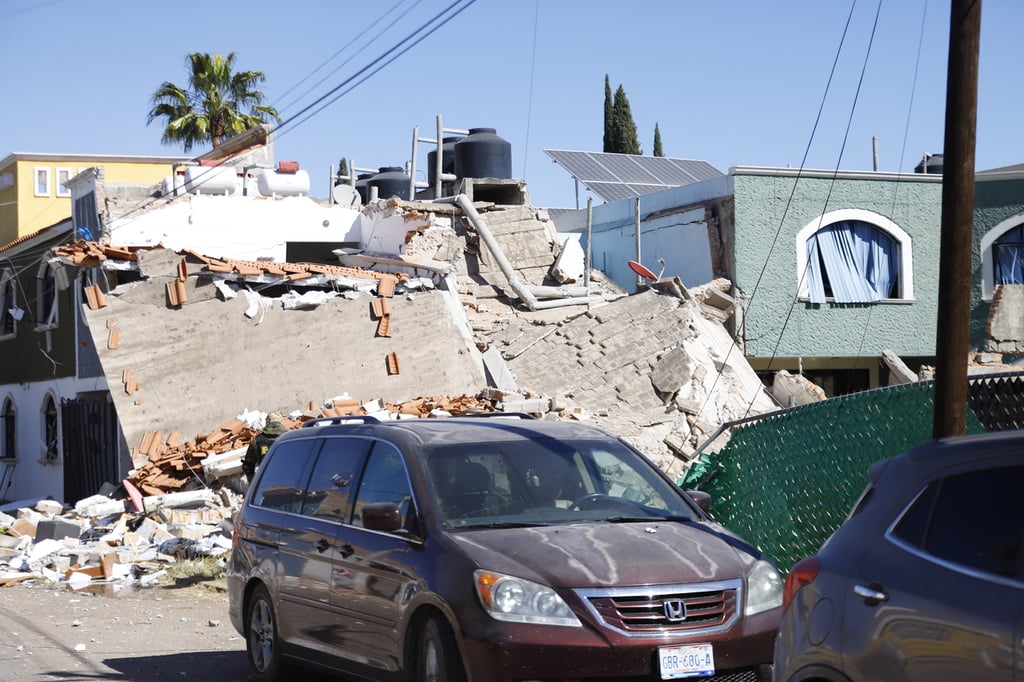 Desde la explosión el sábado, las autoridades han permanecido en la zona con los vecinos afectados.